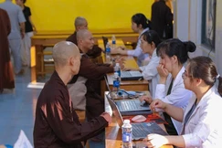 Khám bệnh cho Tăng Ni sinh tại tu viện Nguyên Thiều, tỉnh Gia Lai