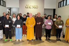 Ban Từ thiện xã hội Báo Giác Ngộ trao ủng hộ của bạn đọc đến bệnh nhân nghèo, tại tòa soạn
