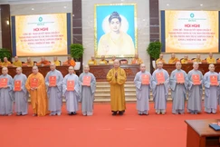 Hòa thượng Thích Lệ Trang, Phó Chủ tịch Hội đồng Trị sự, Trưởng ban Trị sự GHPGVN TP.HCM trao quyết định đến thành viên Phân ban Ni giới TP.HCM - Ảnh: Bảo Toàn/BGN