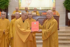 Hòa thượng Thích Lệ Trang, Trưởng ban Trị sự Phật giáo TP.HCM trao quyết định Trưởng ban Văn hóa - Nghi lễ đến Thượng tọa Thích Trí Chơn - Ảnh: Bảo Toàn/BGN