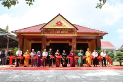 Cắt băng khánh thành Không gian văn hóa Hồ Chí Minh tại chùa Vạn Linh