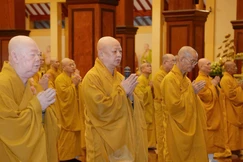 Chư tôn đức cử hành nghi thức Bố-tát tại chánh điện Việt Nam Quốc Tự - Ảnh: Bảo Toàn/BGN