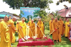 Chư tôn đức thực hiện nghi thức khởi công 