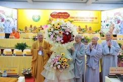 Trưởng lão Hòa thượng Thích Thiện Pháp tặng hoa chúc mừng Phân ban Ni giới Trung ương - Ảnh: Trung Thắng