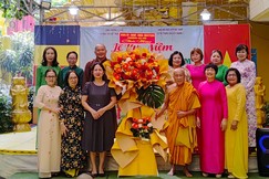 Tặng hoa chúc mừng ngày Nhà giáo VN 20-11 - Ảnh: QH