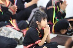 Em về chùa tu học