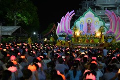 Đạo tràng dâng hoa đăng cúng dường