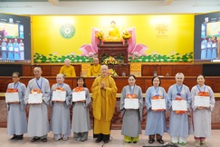 Hòa thượng Thích Chơn Không trao Giấy chứng nhận của Ban Hướng dẫn Phật tử GHPGVN TP.HCM đến các vị Phật tử tham dự khóa tu Ngày an lạc và lớp học Bồ-tát giới