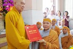 Hòa thượng Thích Nhựt Hỷ trao quyết định bổ nhiệm trụ trì chùa Thích Ca đến Sư cô Thích nữ Nhuận Sáng