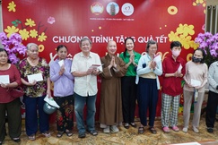 Chùa Vĩnh Nghiêm tặng quà Tết đến người dân
