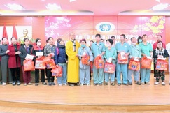 Mỗi phần quà gồm có phong bì tiền mặt trị giá 500 nghìn đồng, nước yến và bánh gạo