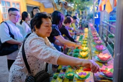 Người dân dự lễ thắp nến cầu an đầu năm tại chùa Candaransi 