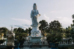 "Từ bi với một người là cứu rỗi thế giới" - Ảnh: HQ