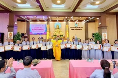 Thượng tọa Thích Quảng Tiến, Phó ban kiêm Chánh Thư ký Ban Hướng dẫn Phật tử T.Ư, trụ trì chùa Thiên Chánh trao chúc thọ của Ban Hướng dẫn Phật tử TP.HCM đến 21 huynh trưởng cao niên