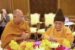 Thành viên đoàn vấn an sức khỏe đến Trưởng lão Hòa thượng Thích Đức Nghiệp