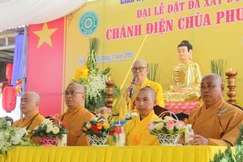 Hòa thượng Thích Châu Quang ban đạo từ chứng minh lễ đặt đá xây dựng chùa Phước Bổn *xã Vụ Bổn, tỉnh Đắk Lắk)