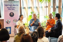 Cô Lisi Ha Vinh - vợ Tiến sĩ Hà Vĩnh Thọ, đồng sáng lập Quỹ Eurasia giới thiệu về sách “Nghệ thuật và khoa học của sự chuyển hóa và biểu hiện” - Ảnh: Nhã An