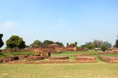 Thủy hữu nhị bình cho thấy Tăng đoàn ở Nalanda, vào thế kỷ VII, sử dụng hai loại bình đựng nước: để uống (nước sạch) và để rửa (nước không sạch). Đây là một tập tục rất khoa học/tích cực cho vệ sinh cá nhân nói riêng và cho cả môi trường chung quanh, hay sức khỏe cộng đồng - Ảnh: Như Danh/BGN