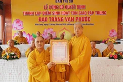 Hòa thượng Thích Trí Minh trao quyết định thành lập điểm sinh hoạt tôn giáo tập trung đạo tràng Vạn Phước đến Thượng tọa Thích Thiện Chơn