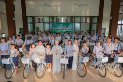 Ni trưởng Thích Nữ Minh Liên, cùng đơn vị tài trợ trao tặng xe đạp đến các em đoàn sinh tại chùa Thiên Chánh