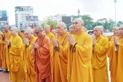 Ban Trị sự GHPGVN tỉnh Gia Lai tưởng niệm tại Tượng đài Nguyễn Sinh Sắc - Nguyễn Tất Thành