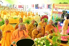 Chư tôn đức dâng hương trước kim thân tôn tượng Đức Phật đản sinh