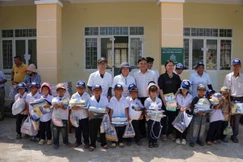 Tu viện Như Giác tặng 340 phần quà đến các em học sinh tại tỉnh Đắk Lắk