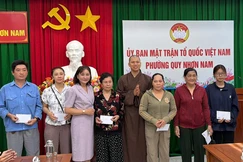 Đại diện các tự viện trên địa bàn P.Quy Nhơn Nam trao quà đến các gia đình diện chính sách