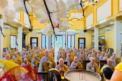 Chư Ni trường hạ chùa Từ Nghiêm niêm hương bạch Phật 
