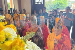 Chư tôn đức, đại biểu dâng hương