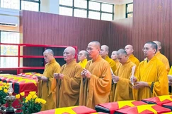 Chư tôn đức chùa Bửu Đà dâng hương tưởng niệm các anh hùng, liệt sĩ tại nơi quàn hài ở Công viên Lê Thị Riêng
