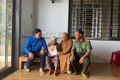 Đại đức Thích Minh Đăng, trụ trì chùa Hoa Nghiêm cùng đại diện chính quyền xã thăm hỏi tặng quà tri ân đến các gia đình người có công, thân nhân liệt sĩ tiêu biểu trên địa bàn xã