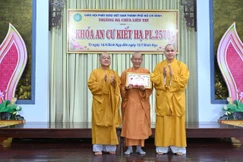 Trao giải nhất hội thi diễn giảng đến Đại đức Thích Thông Toàn