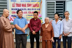 Đại đức Thích Minh Phương thăm hỏi và bàn giao nhà đến hộ gia đình ông Hồ Văn Cường