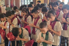 Các em lớp giáo lý Bé học Phật cúi đầu tưởng niệm các anh hùng liệt sĩ tại Đền Bến Dược 