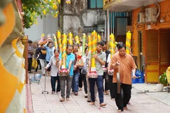 Nghi thức nhiễu Phật ba vòng quanh chánh điện