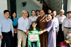 Bàn giao nhà Đại đoàn kết đến gia đình bà Lê Thị Mai