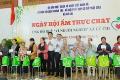 Giám đốc Sở Dân tộc và Tôn giáo TP.HCM Lâm Đình Thắng và ông Hứa Quốc Hưng, Bí thư Đảng ủy, Chủ tịch HĐND xã Củ Chi trao các phần quà ý nghĩa đến người khó khăn trên địa bàn xã 
