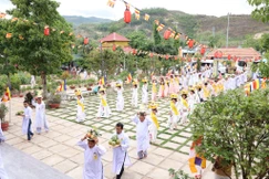 Phật tử nhiễu y ba vòng quanh chánh điện 