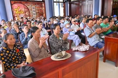 Người dân tham dự lễ Vu lan và nhận quà tại chùa Liên Trì