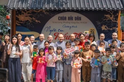 Sư cô Thích nữ Huệ Trí chụp hình kỷ niệm cùng các em