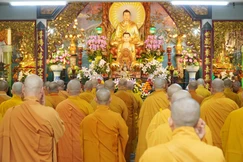 Khóa lễ Tự tứ tại chánh điện chùa Huỳnh Kim