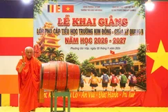 Hòa thượng Thích Thiện Chiếu, Giám đốc Cơ sở Từ thiện xã hội Phật giáo chùa Kỳ Quang 2 đánh trống khai giảng - Ảnh: Quang Hải 