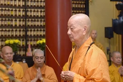 Đức Pháp chủ GHPGVN - Đại lão Hòa thượng Thích Trí Quảng tưởng niệm Hòa thượng Thích Nhật Quang tại chùa Ấn Quang - Ảnh: Bảo Toàn/BGN