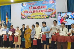 Trao chứng nhận đến các học viên Lớp xoa bóp, ấn huyệt miễn phí tại chùa Kỳ Quang II