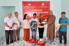 Lễ bàn giao nhà Đại đoàn kết cho gia đình bà H’Em (buôn Krông)