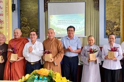 Ban Tổ chức đã trao tặng cây xanh đến các đại diện, hưởng ứng phong trào “Thành phố muôn sắc hoa”