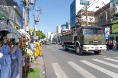 Chư Tăng và Phật tử chùa Bửu Đà cầm hoa trắng tiễn đưa 731 liệt sĩ về nơi an nghỉ tại Nghĩa trang Liệt sĩ Thành phố - Ảnh: Gia Huy