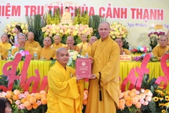 Thượng tọa Thích Nguyên Minh trao quyết định bổ nhiệm trụ trì chùa Cảnh Thạnh đến Đại đức Thích Nhuận Long 