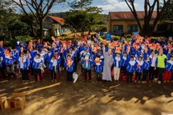 Niềm vui trong ngày đầu năm mới của các em học sinh đồng bào khi nhận được áo ấm mừng xuân và quà bánh từ Ni sư Huệ Dâng, trụ trì chùa Long Phước